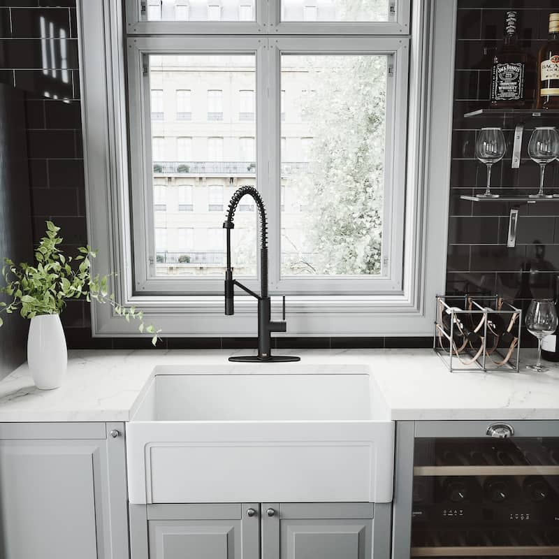 VIGO Livingston 24" H Single Handle Pull-Down Sprayer Kitchen Faucet