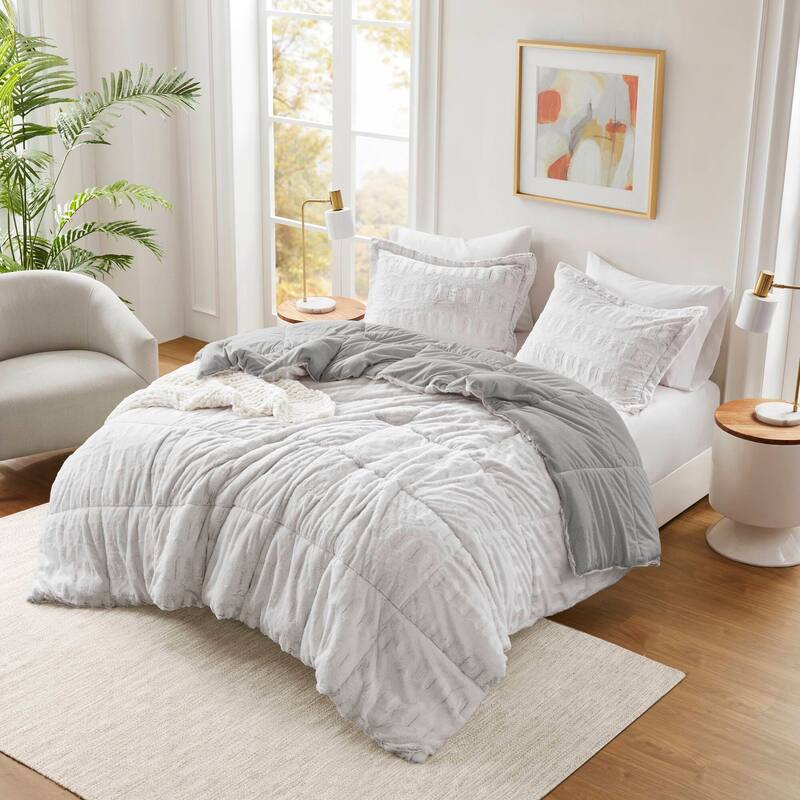 Madison Park Margot Back Print Long Fur Comforter Set - Gray/White - Twin XL