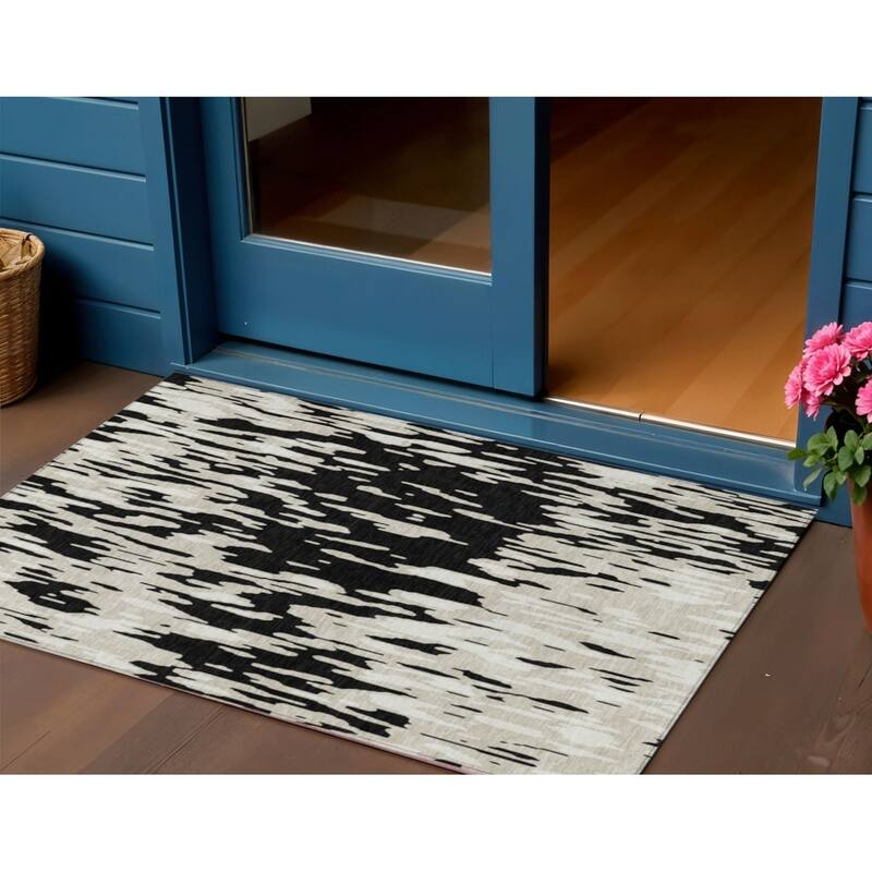 HomeRoots Abstract Transitional Rectangle Outdoor Rug - 3' x 5'