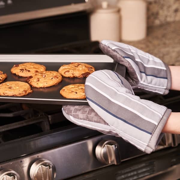 Textured Grip Area for Secure Holding Silicone Oven Mitts - China