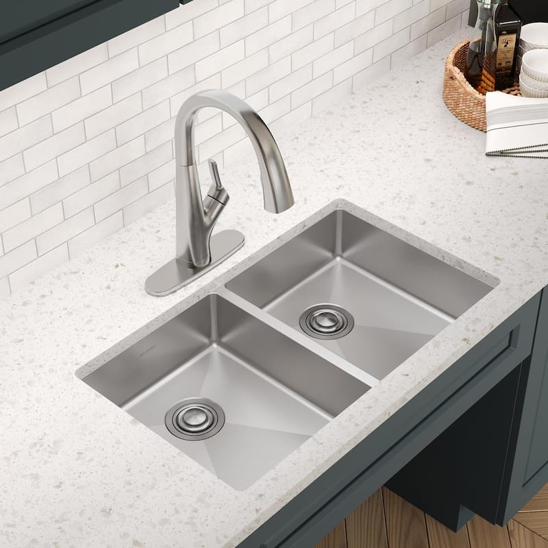 Crosstown 18 Gauge Stainless Steel 31-1/2" x 18-1/2" x 5-1/2" Double Bowl Undermount Sink - 31-1/2" x 18-1/2" x 5-1/2"
