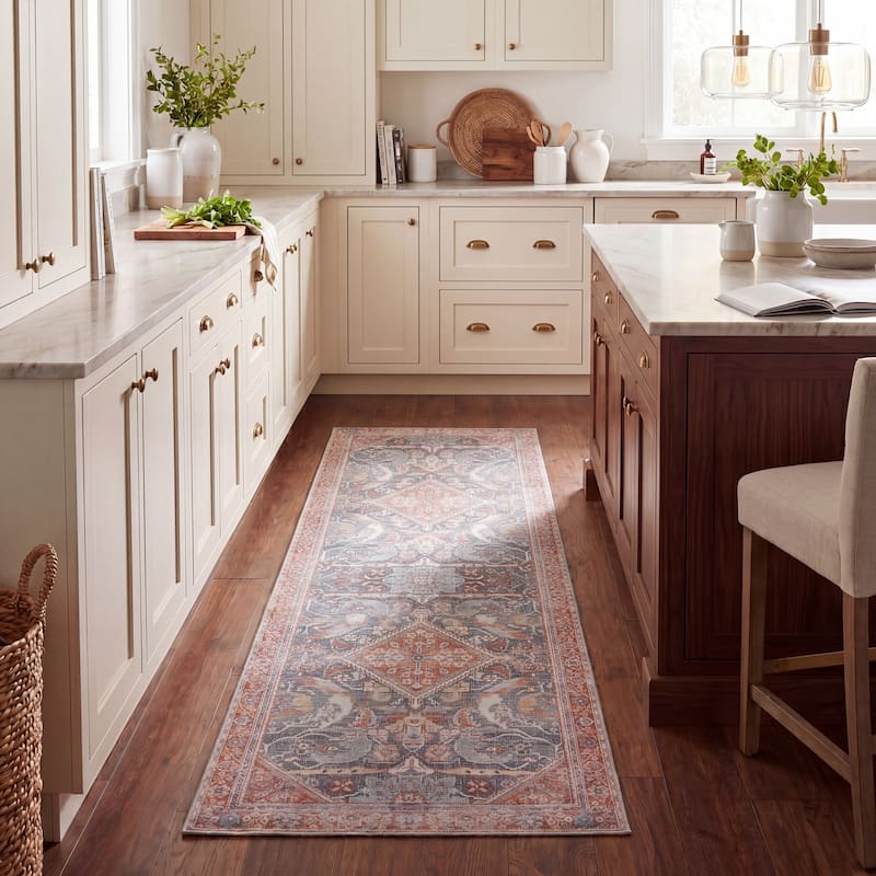 SAFAVIEH Tucson Machine Washable Slip Resistant Urmil Oriental Rug