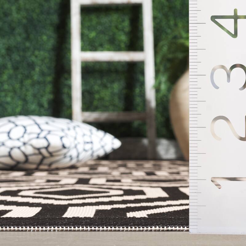 SAFAVIEH Courtyard Carolee Indoor/ Outdoor Patio Backyard Rug
