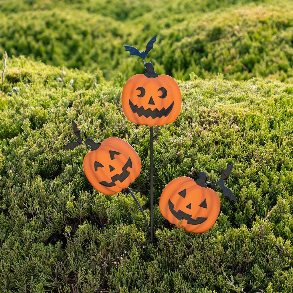 Glitzhome 39.50"H Halloween Metal Pumpkins with Spring Bats Yard Stake