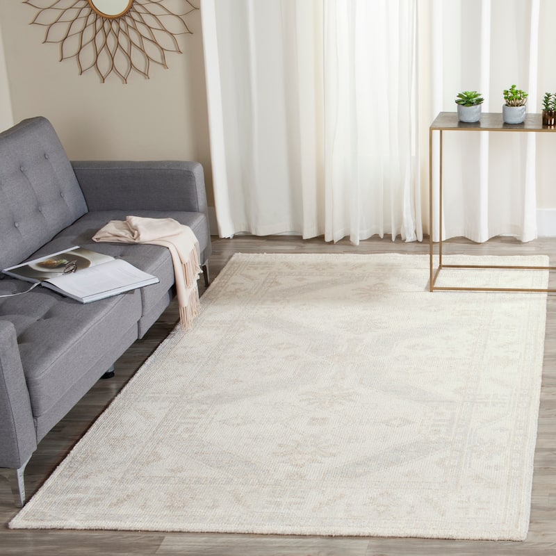 SAFAVIEH Hand-knotted Maharaja Milenka Traditional Oriental Viscose Rug - 5' x 8' - Beige/Blue