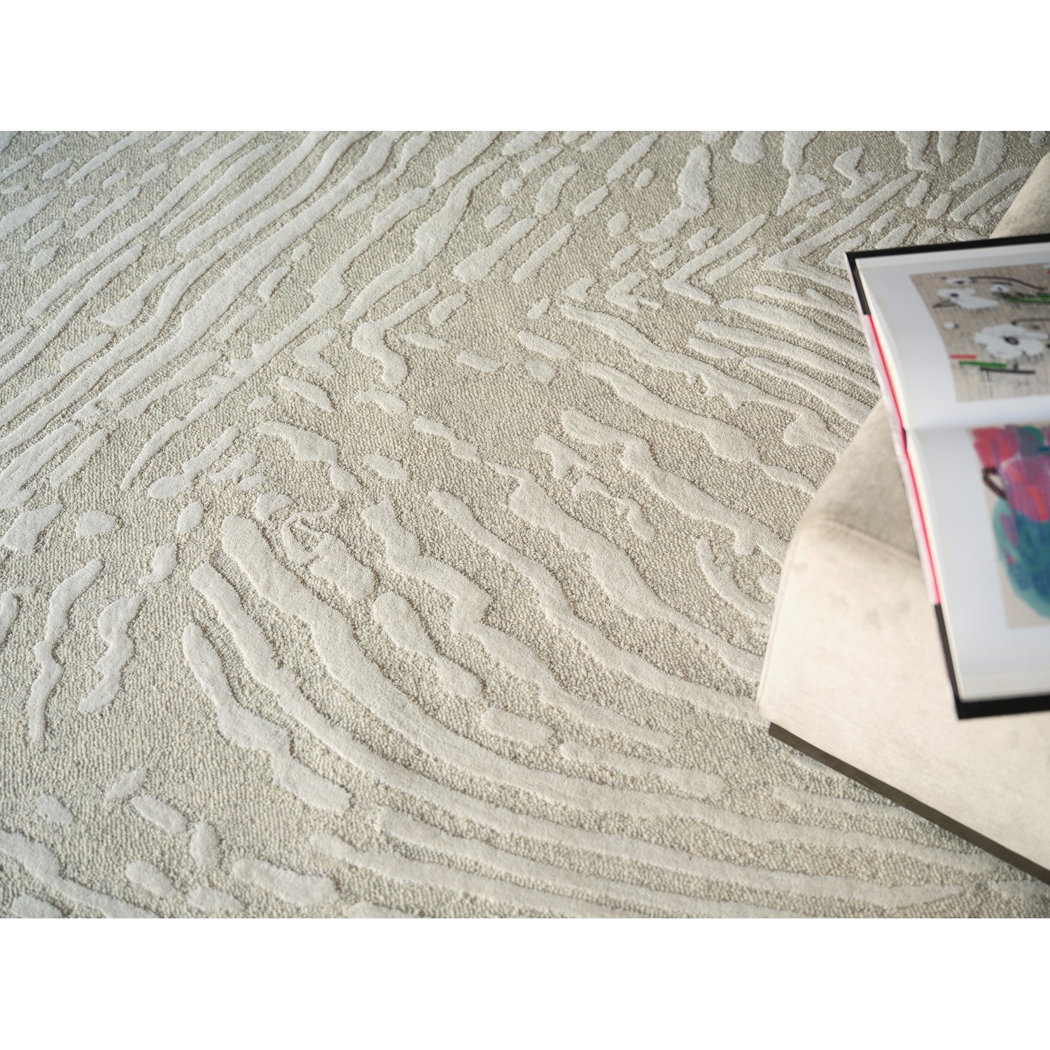 Entro Handmade New Zealand Wool Silver/Ivory Area Rug.