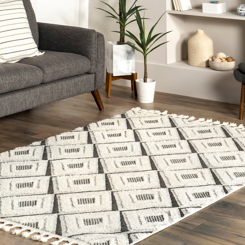 Nuloom Nerissa High/Low Diamond Tasseled Area Rug