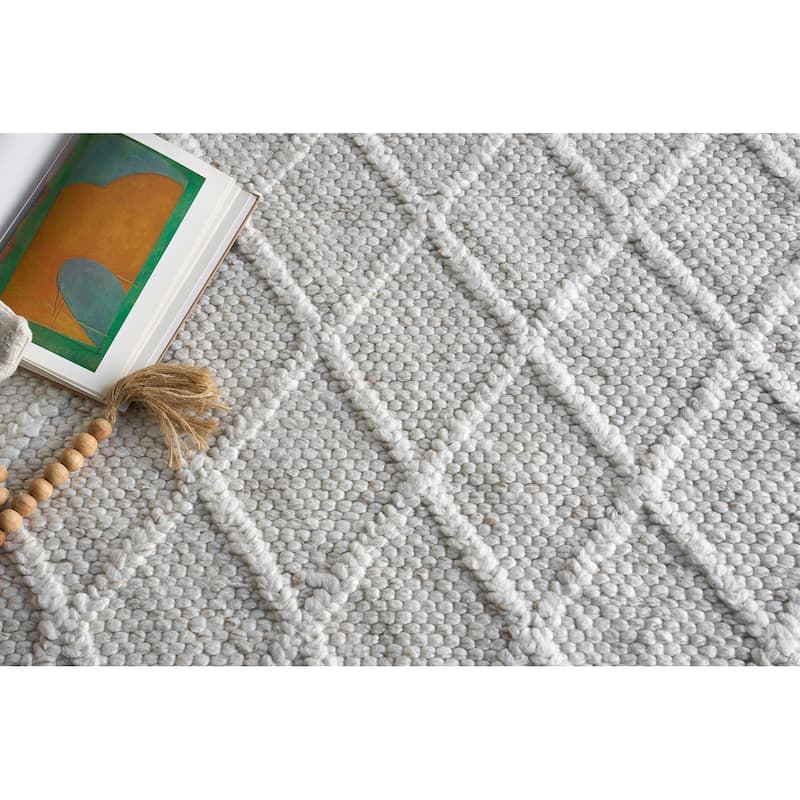 EXQUISITE RUGS Brentwood Handwoven Wool/Viscose Ivory Area Rug.