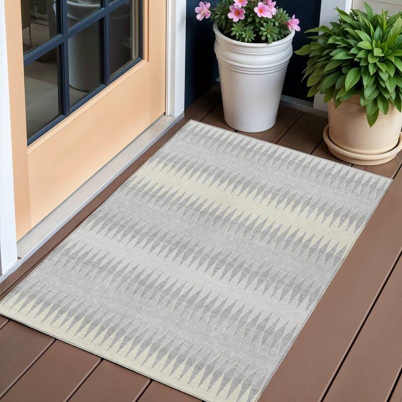 HomeRoots Striped Transitional Rectangle Outdoor Rug - 3' x 5'