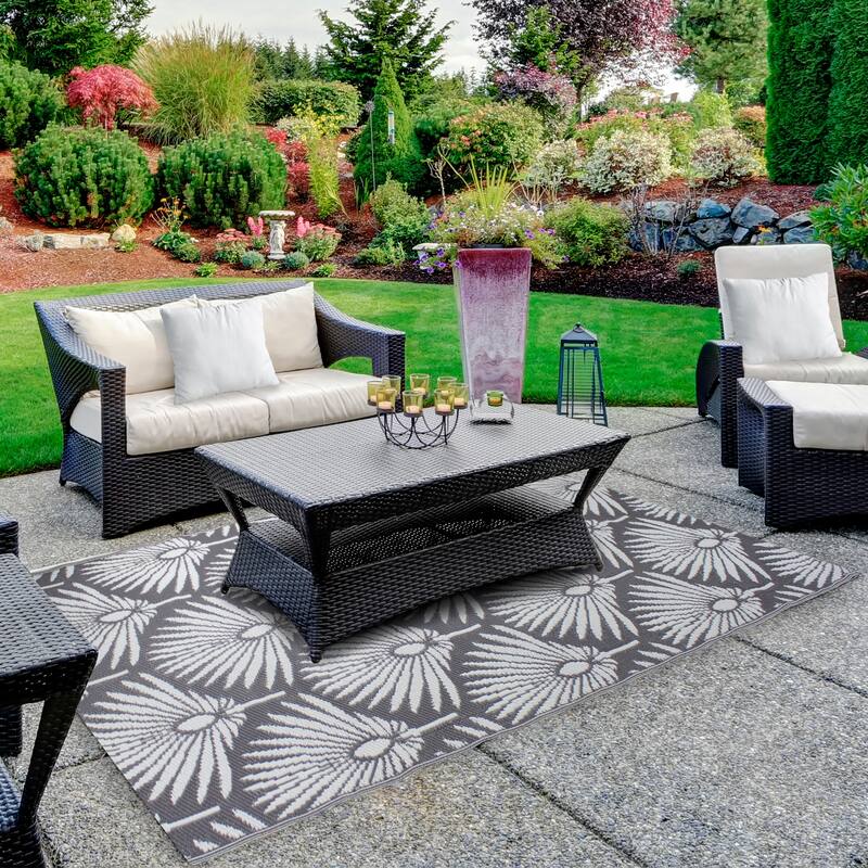 4' x 6' Gray and White Fan Leaf Rectangular Outdoor Area Rug - 4' x 6'