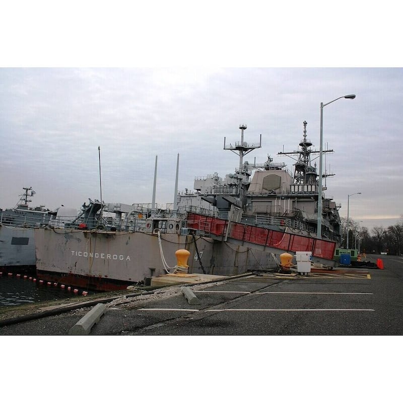 USS Ticonderoga (CG-47) Medium