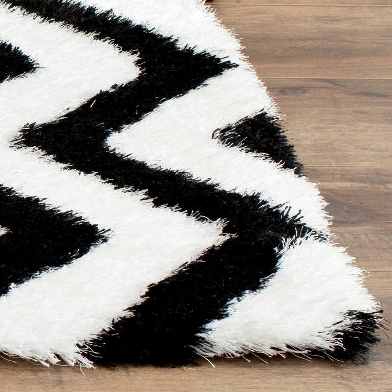 SAFAVIEH Handmade Barcelona Shag Rayya Polyester Rug - 2'3" x 4' - Ivory/Black
