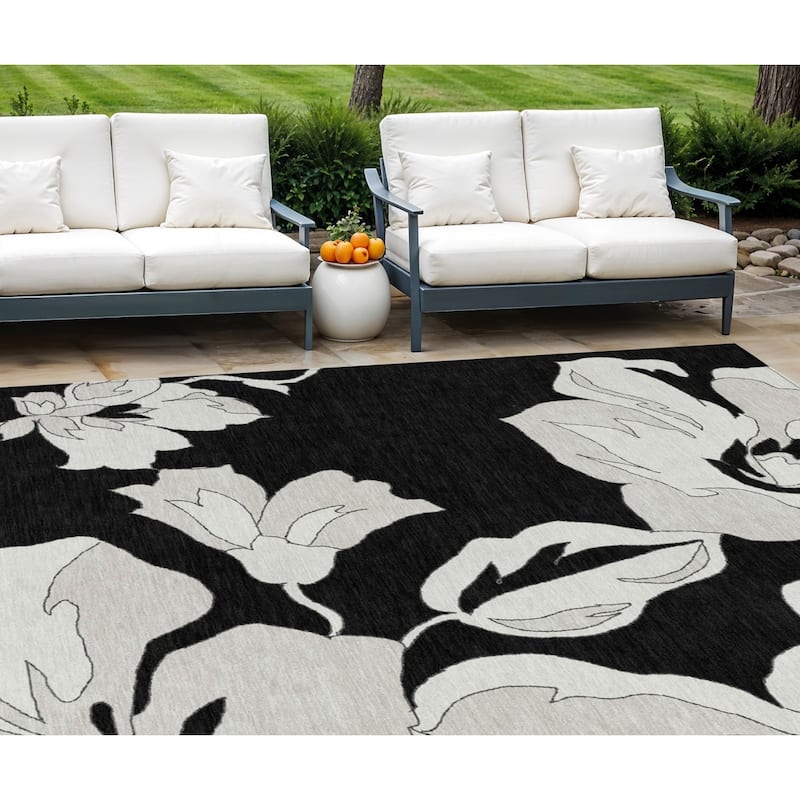 HomeRoots Floral Transitional Rectangle Outdoor Rug - 9' X 12'