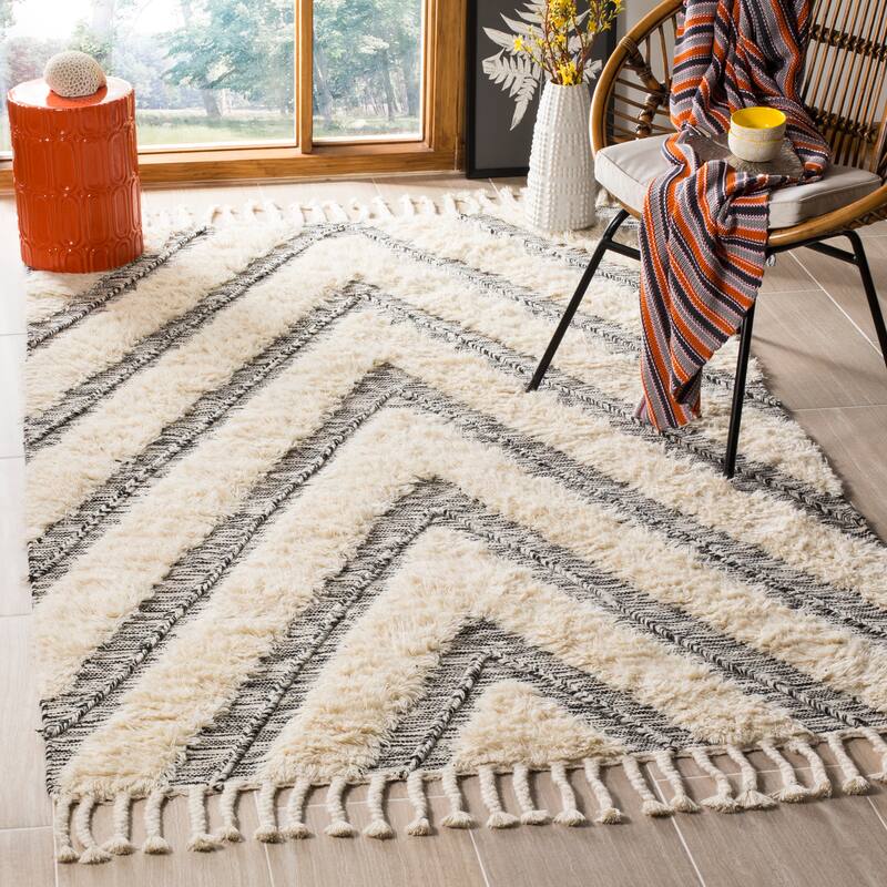 SAFAVIEH Hand-knotted Kenya Alicija Southwestern Tribal Wool Rug - 5' x 8' - Black/Ivory