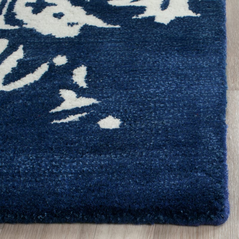 SAFAVIEH Handmade Bella Tineke Modern Floral Wool Rug