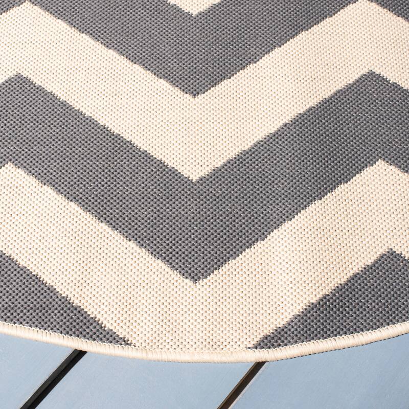 SAFAVIEH Courtyard Merlene Chevron Indoor/ Outdoor Waterproof Patio Backyard Rug