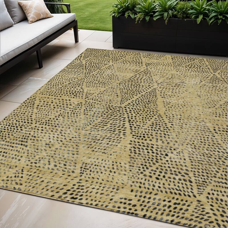 HomeRoots Geometric Transitional Rectangle Outdoor Rug - 5' X 8'