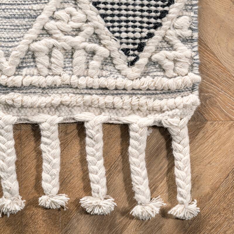 Nuloom Becca Diamond Trellis Tassel Wool Area Rug