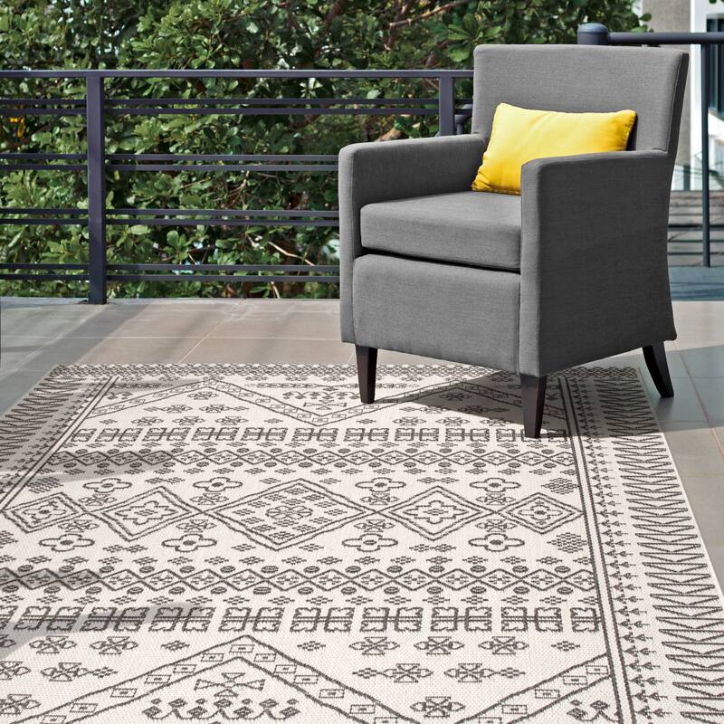 Nuloom Indoor/Outdoor Tribal Inspired Floral Diamonds Area Rug - 5'3" x 7'6" - Ivory