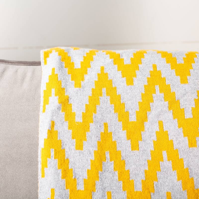 SAFAVIEH 50" x 60" Kail Throw