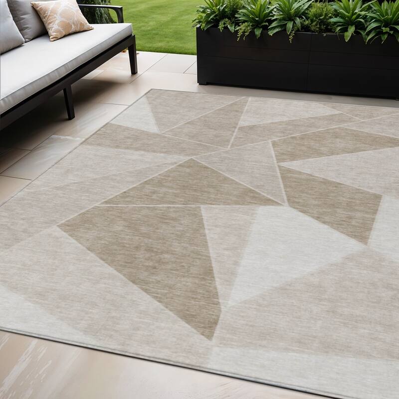 HomeRoots Geometric Transitional Rectangle Outdoor Rug - 5' X 8'