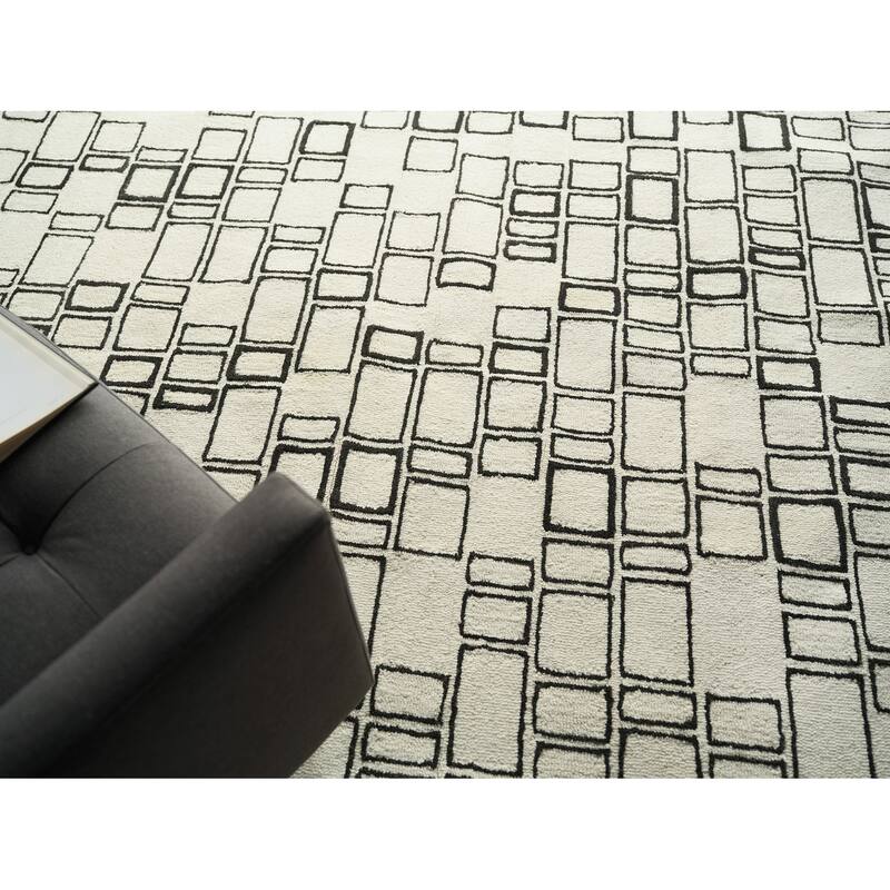 Soho Handmade Hand Tufted New Zealand Wool Ivory/Black Area Rug.