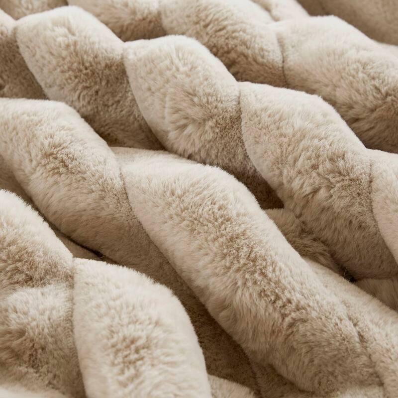 3PCS Full/Queen Fluffy Faux Fur Comforter Set with Ribbed Texture and Velvet Backing