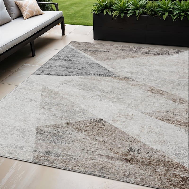HomeRoots Abstract Transitional Rectangle Outdoor Rug - 5' X 8'