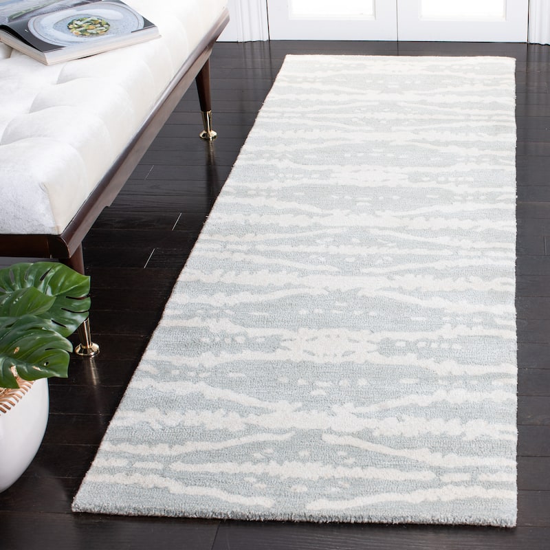 SAFAVIEH Handmade Soho Magan Wool/ Viscose Rug - 2'6" x 8' Runner - Light Grey/Ivory