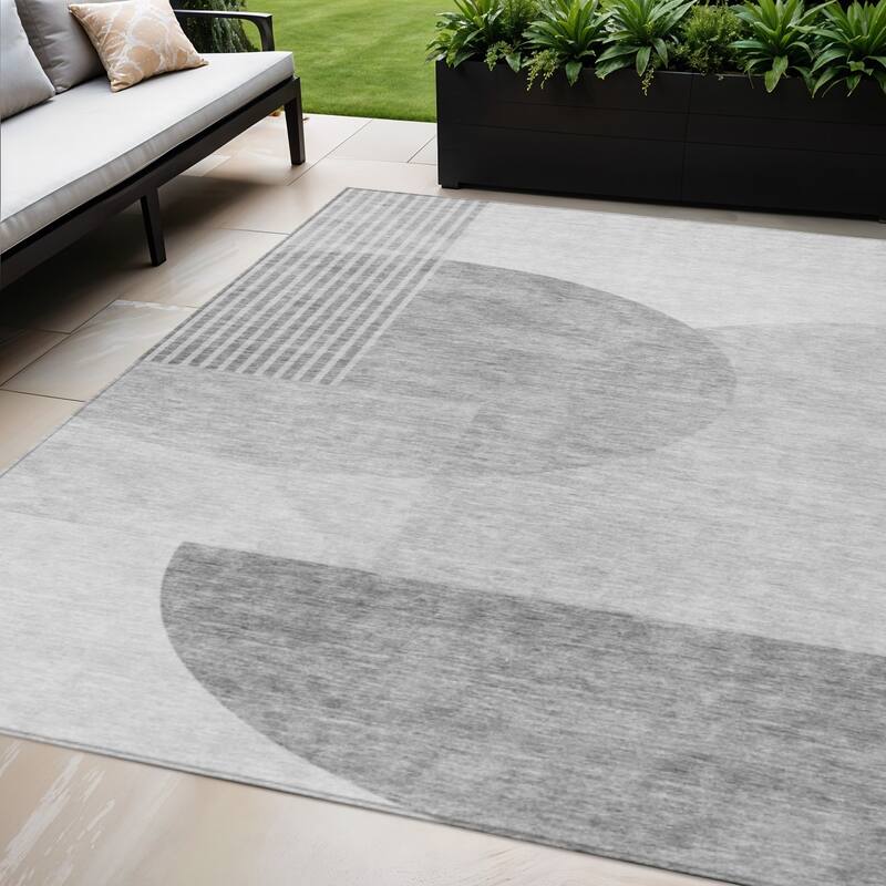 HomeRoots Geometric Transitional Rectangle Outdoor Rug - 5' X 8'