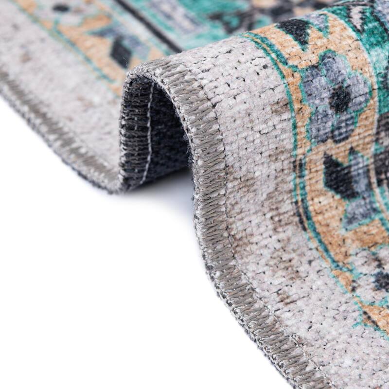 Traditional Tira Collection Area Rug