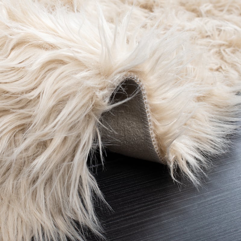 SAFAVIEH Faux Sheep Skin Alexandria 2.4-inch Thick Rug
