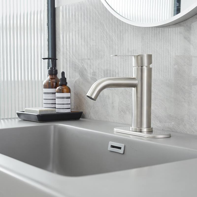 Single Hole Single-Handle Bathroom Faucet with Deck Plate