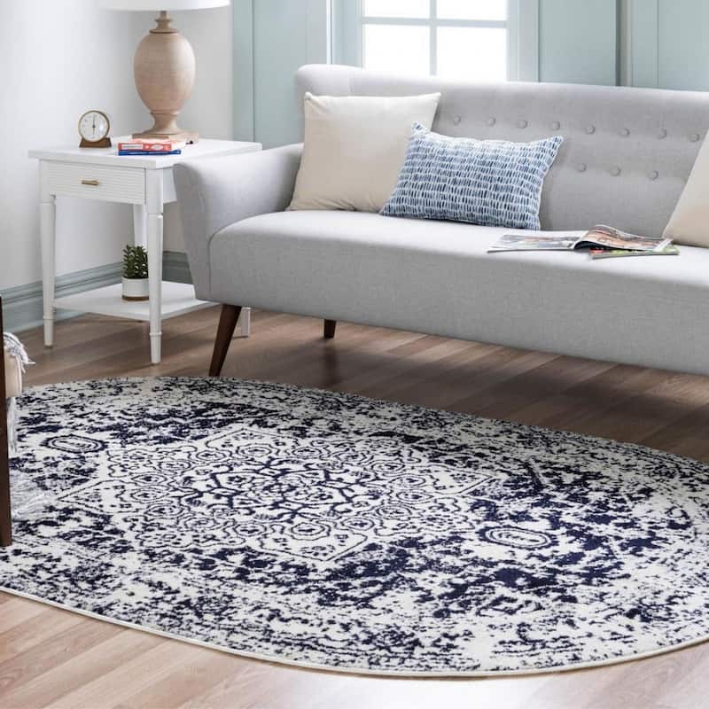 Traditional Brenda Collection Area Rug