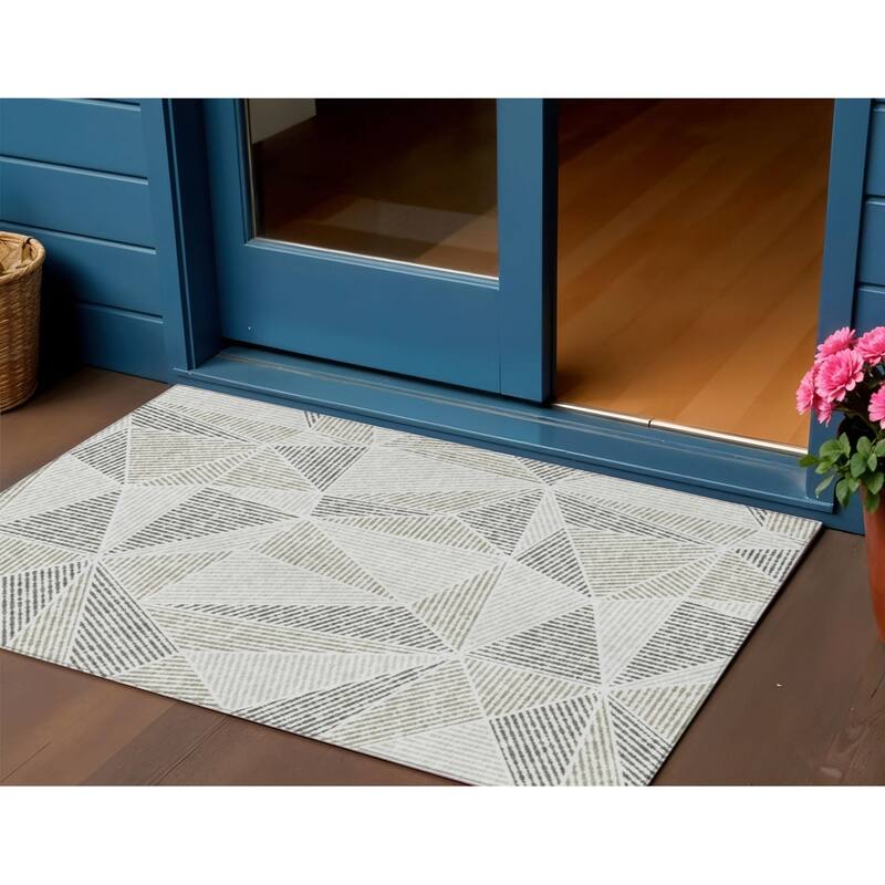 HomeRoots Geometric Transitional Rectangle Outdoor Rug - 3' x 5'