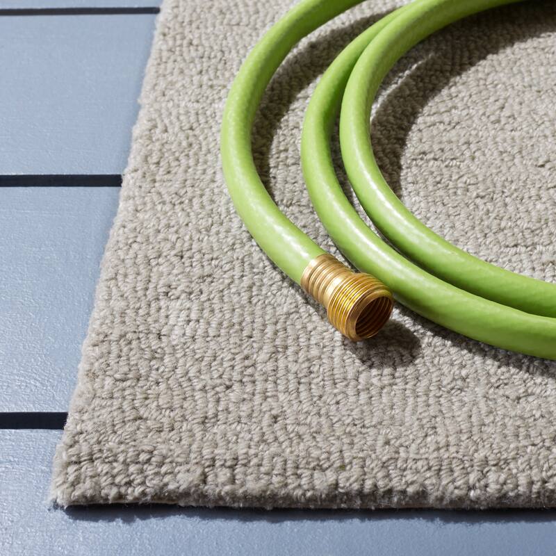 SAFAVIEH Handmade Outdoor Florência Micro-Loop Rug - 5' x 8' - Grey