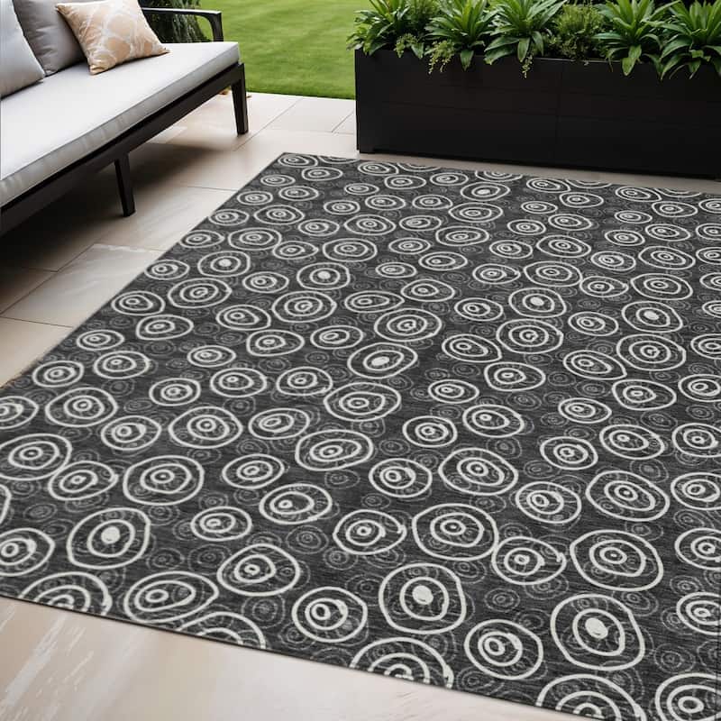 HomeRoots Geometric Transitional Rectangle Outdoor Rug - 5' X 8'