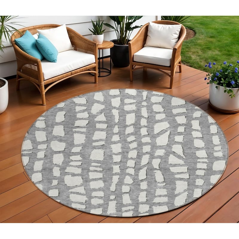 HomeRoots Abstract Transitional Rectangle Outdoor Rug - 8' Round