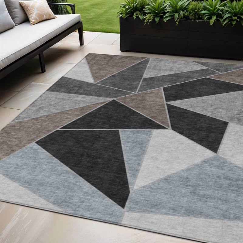 HomeRoots Geometric Transitional Rectangle Outdoor Rug - 5' X 8'