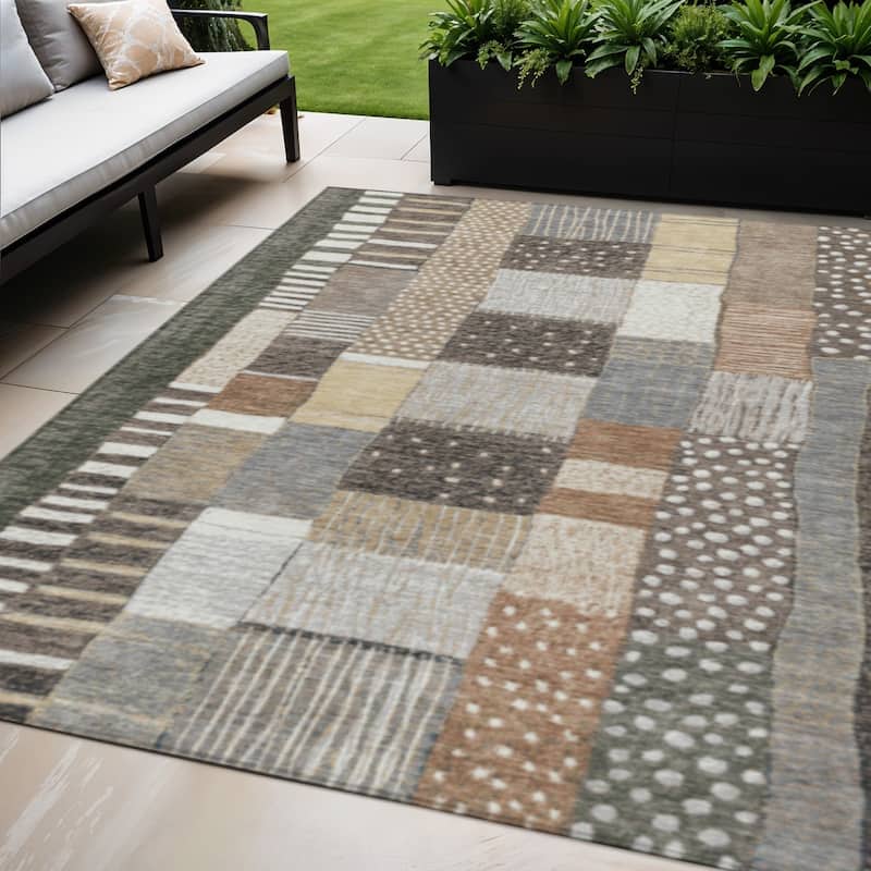 HomeRoots Geometric Transitional Rectangle Outdoor Rug - 5' X 8'