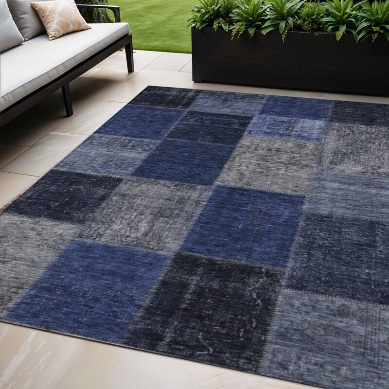 HomeRoots Patchwork Transitional Rectangle Outdoor Rug - 5' X 8'