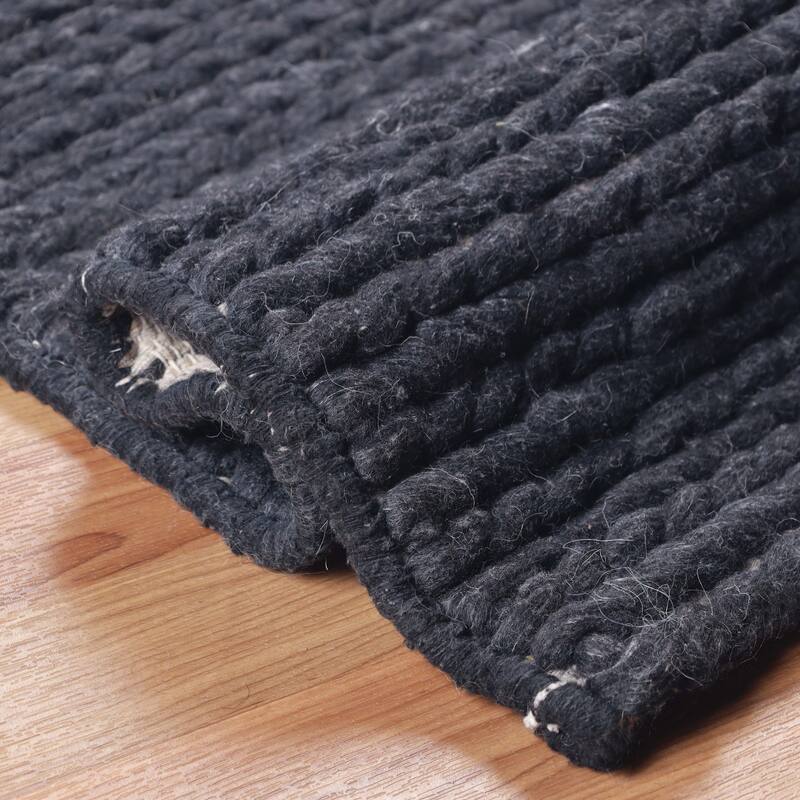 Handcrafted Traditional Rustic Handmade Braided Wool Indoor Area Rug by Superior