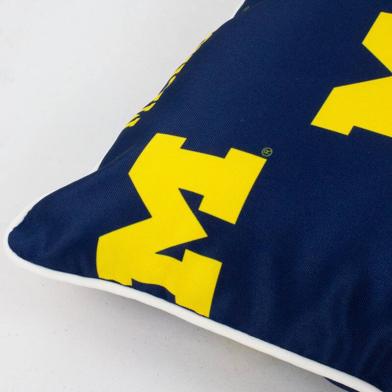 Michigan Wolverines Indoor / Outdoor Decorative Pillow Pair - (2) 16" x 16" Pillows