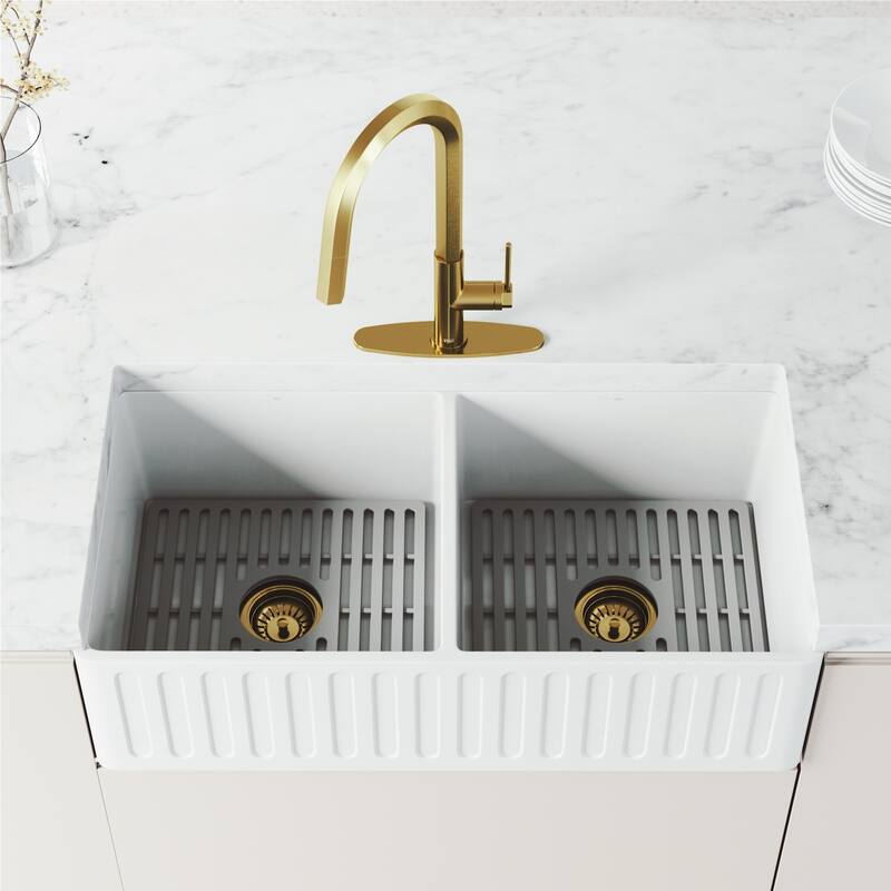 VIGO Hart Hexad 18" H Single Handle Pull-Down Kitchen Faucet