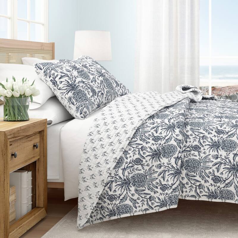 Linery & Co. Cotton Stitched Reversible Coastal 3 Piece Quilt and Sham Set - Pineapple Grove - Off White/Navy - Queen