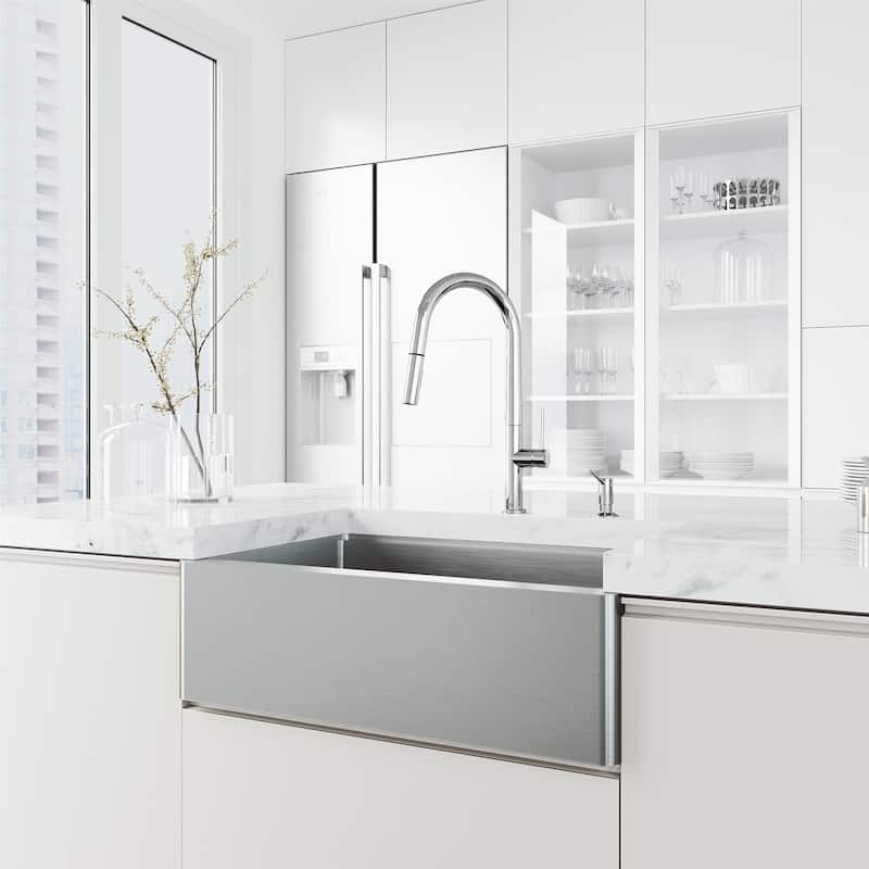 VIGO Greenwich 18" H Single Handle Pull-Down Sprayer Kitchen Faucet
