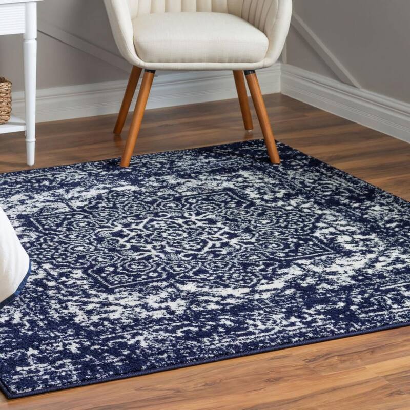 Traditional Brenda Collection Area Rug