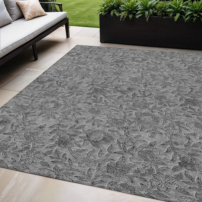HomeRoots Floral Transitional Rectangle Outdoor Rug - 5' X 8'