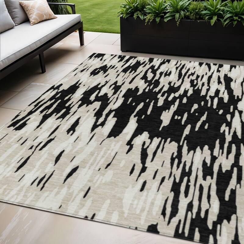 HomeRoots Abstract Transitional Rectangle Outdoor Rug - 5' X 8'