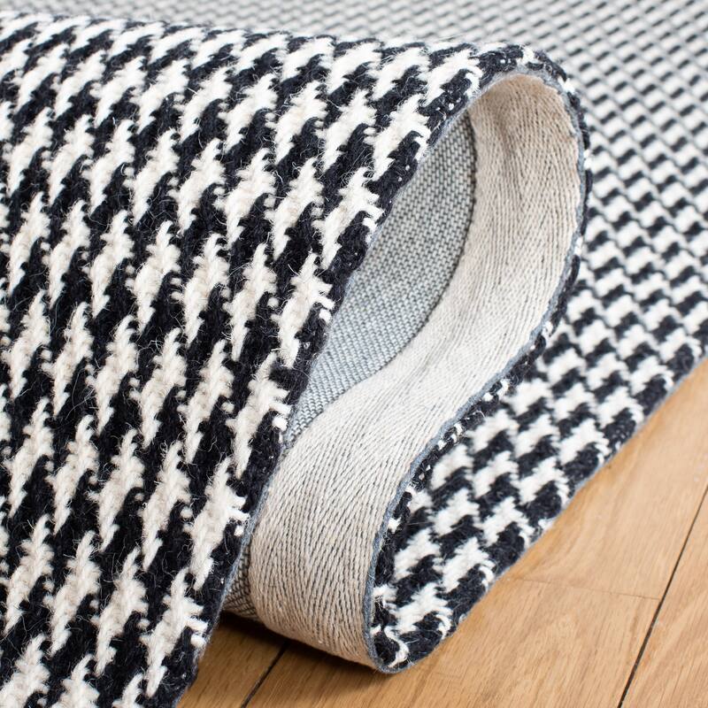 SAFAVIEH, Handmade Marbella Nahed Wool Rug